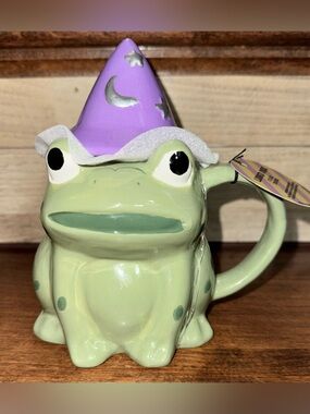 Cute 🥰 Frog 🐸 Wizard 🧙‍♂️ Ceramic 17oz Mug in Light Green with Purple Hat 🎩